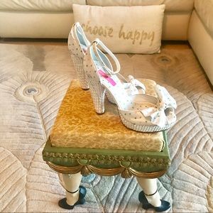 Betsy Johnson new never worn pair of heels.Size 8.